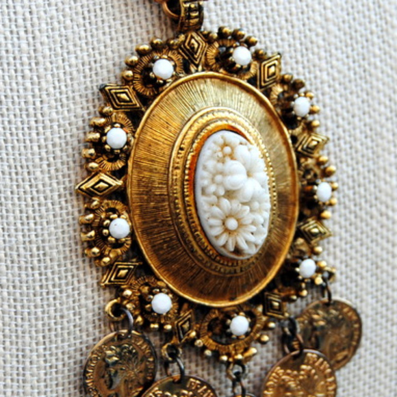 Vintage Gold Tone Pendant Baroque Necklace - Picture 3 of 4